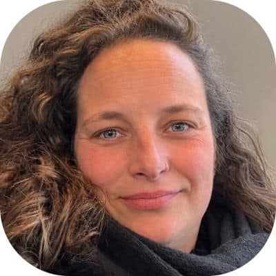 Unser Verein 23 Nahaufnahme einer lächelnden Frau mit gewelltem Haar als Mitglied des Bundes Deutscher Veteranen.